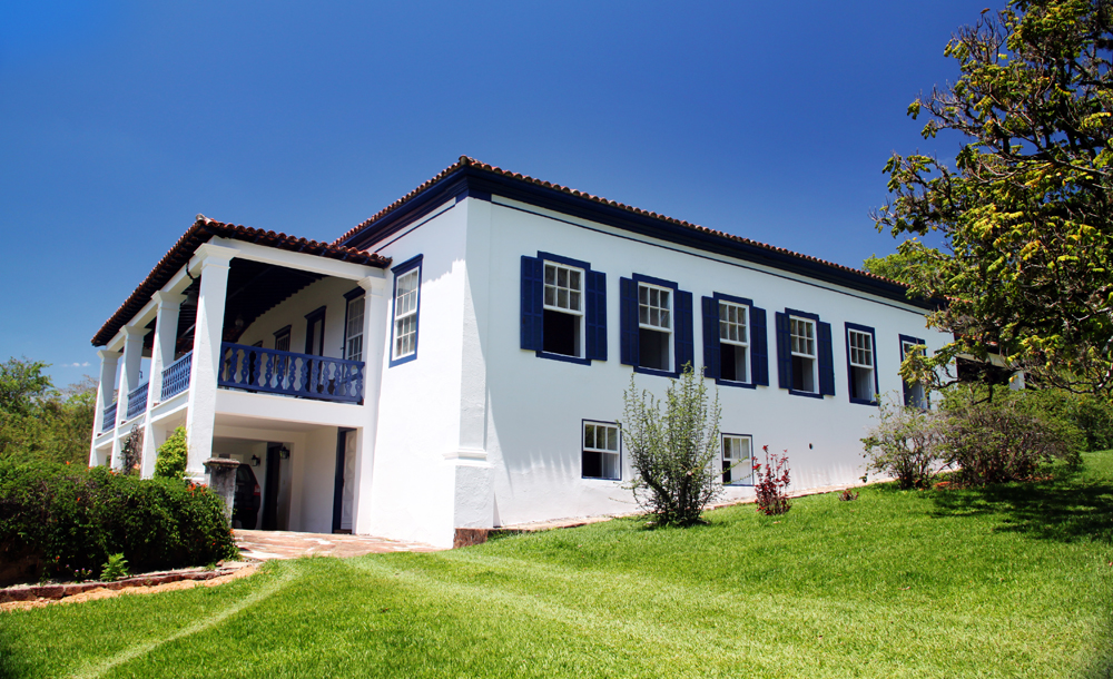Casa entre pedras cenográficas